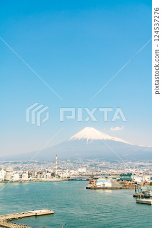 【靜岡縣】春天的田子浦港和晴空萬裡的富士山 124537276