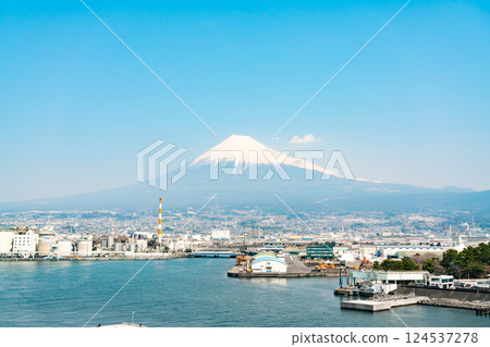 【靜岡縣】春天的田子浦港和晴空萬裡的富士山 【靜岡縣】春天的田子浦港和晴空萬裡的富士山 124537278