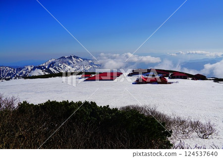 加賀白山：從山頂俯瞰白山室堂及別山 124537640