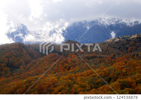 日本阿爾卑斯山的美麗山景 124538878
