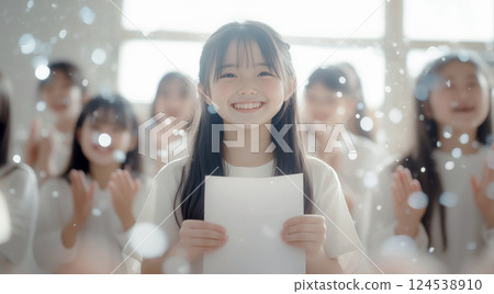 獲得獎項後笑容滿面的小學女學生 124538910
