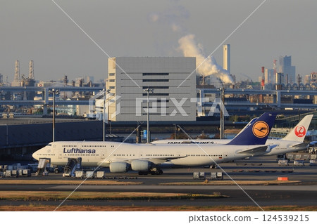 漢莎航空 747 飛機停在羽田機場準備起飛 漢莎航空 747 飛機停在羽田機場準備起飛 124539215