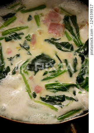 Cream sauce 124539917