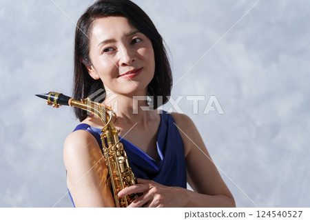 女薩克斯風演奏員 124540527