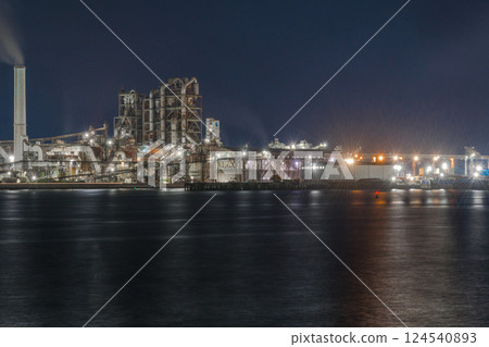 [Night view of factories from Harumi Waterfront Park in Shunan City, Yamaguchi Prefecture] 124540893
