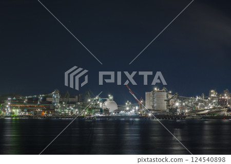 [Night view of factories from Harumi Waterfront Park in Shunan City, Yamaguchi Prefecture] 124540898