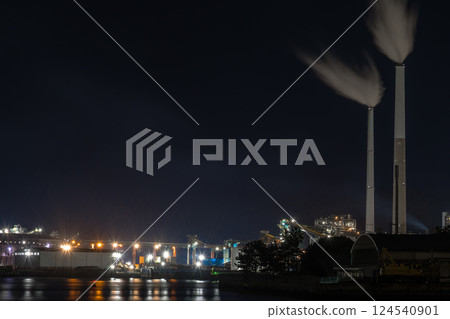 [Night view of factories from Harumi Waterfront Park in Shunan City, Yamaguchi Prefecture] 124540901