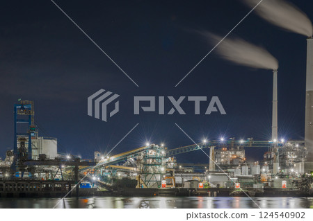 [Night view of factories from Tokuyamaminatocho, Shunan City, Yamaguchi Prefecture] 124540902