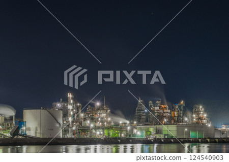 [Night view of factories from Tokuyamaminatocho, Shunan City, Yamaguchi Prefecture] 124540903