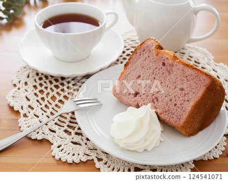 草莓戚風蛋糕佐鮮奶油 124541071