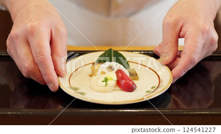 廚師的手提供食物 124541227