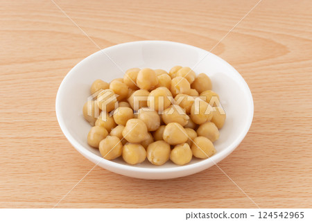 鷹嘴豆（煮熟）放入盤中 124542965