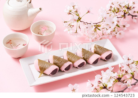Sakura mochi served on a plate 124543723