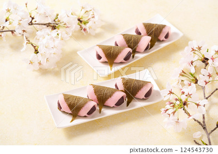 櫻花麻糬盛放在盤子裡 124543730