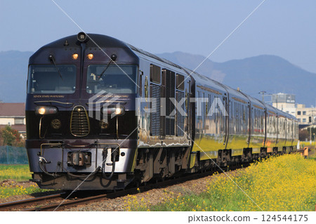 "Seven Stars" cruise train on the Kyudai Main Line in spring (JR Kyushu) 124544175