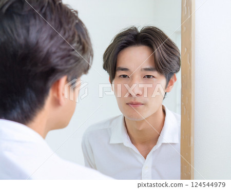 A man seeing a mirror A man seeing a mirror 124544979