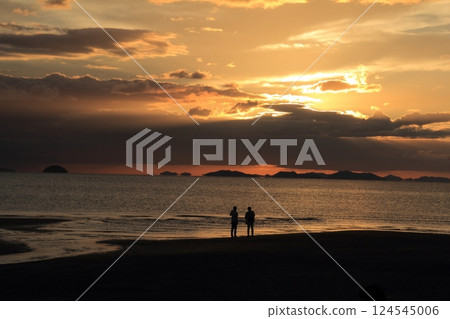 Evening view of Chichibugahama Beach, Mitoyo City, Kagawa Prefecture Evening view of Chichibugahama Beach, Mitoyo City, Kagawa Prefecture 124545006