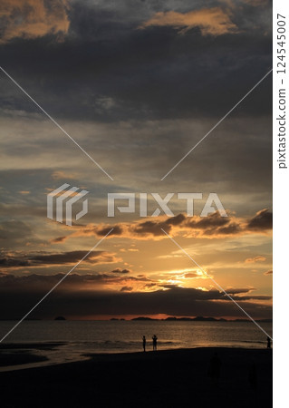 Evening view of Chichibugahama Beach, Mitoyo City, Kagawa Prefecture 124545007