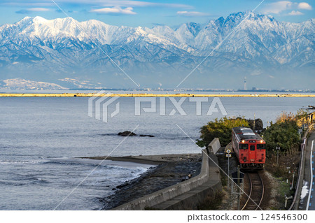 從道之站雨晴出發的冰見線列車和立山連峰 124546300