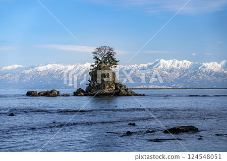 The Tateyama mountain range seen from the Amaharashi coast in winter 124548051