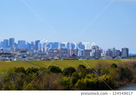 從大阪的菅原城北橋眺望淀川和大阪市 124549017