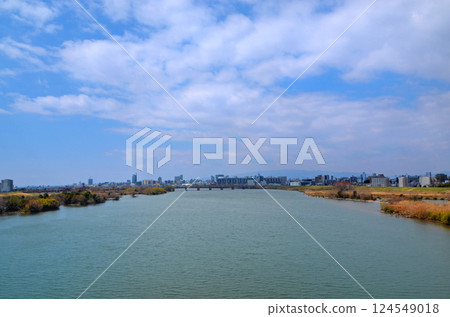 從大阪市菅原城北橋眺望城北公園附近的淀川 124549018
