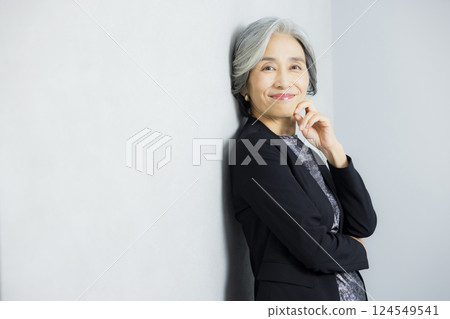 A woman with gray hair 124549541