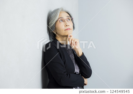 A woman with gray hair 124549545