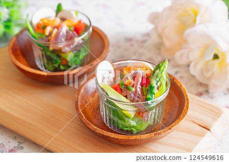 Bonito Carpaccio 124549616