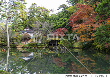 秋葉滿布的兼六園-秋季金澤之旅必去之地 秋葉滿布的兼六園-秋季金澤之旅必去之地 124549801
