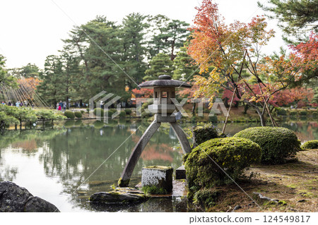 Kenrokuen Garden in full autumn foliage - a must-visit on your autumn trip to Kanazawa Kenrokuen Garden in full autumn foliage - a must-visit on your autumn trip to Kanazawa 124549817