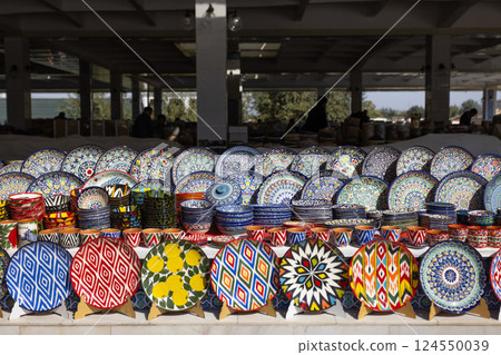 a handcraft dishes with colorful uzbek folk art planting in market. Siyob bazaar or so called Siab bazaar is the biggest bazaar in Samarkand. 124550039