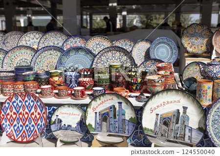 a handcraft dishes with colorful uzbek folk art planting in market. Siyob bazaar or so called Siab bazaar is the biggest bazaar in Samarkand. 124550040