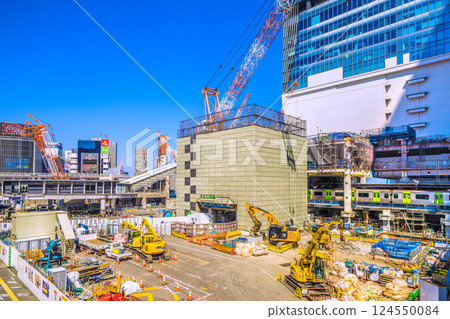 A vast space in the Tokyo cityscape of Japan... Heavy machinery is gathered. A summer-like sky spreads out... Goodbye, Shibuya Station West Exit... 124550084