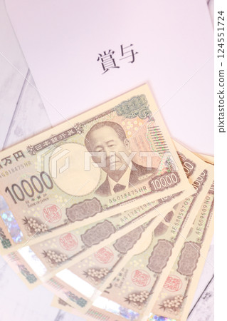 新鈔票 10,000 日元鈔票和獎金袋 124551724