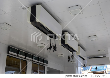 已關閉的加油站內懸掛的燃油噴嘴 124551939