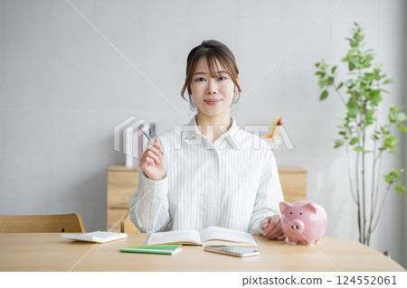 拿著家庭帳簿的婦女 124552061