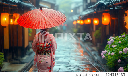 一位穿著和服、撐著傘的女子站在雨中的城市 124552485