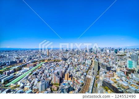 日本東京城市景觀。澀谷的建築、池袋、火車、山脈和男體山 日本東京城市景觀。澀谷的建築、池袋、火車、山脈和男體山 124552490