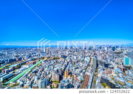 日本東京城市景觀。罕見的景象－富士山的新景觀。澀谷的建築、久州、新宿、火車、山脈和男體山 124552622