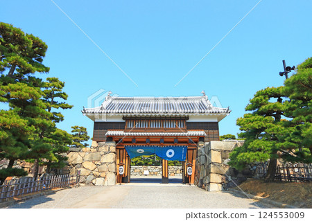 Scenery of Sakura-Gomon Gate at Tamamo Park, Takamatsu City, Kagawa Prefecture 124553009