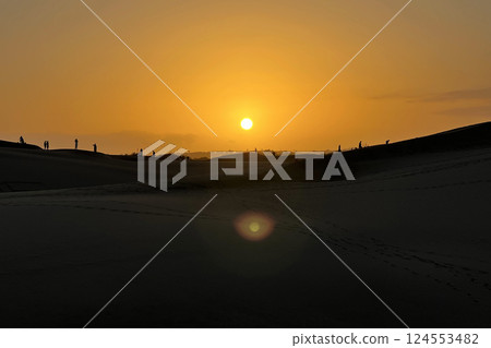 People watching a colorful sunset at a Maspalomas dune, Gran Canaria island 124553482