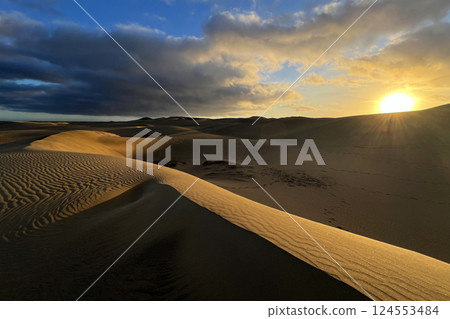 A colorful sunset at a Maspalomas dune, Gran Canaria island 124553484