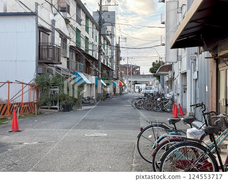 大阪市西成區的街景，後巷停放一輛自行車 124553717