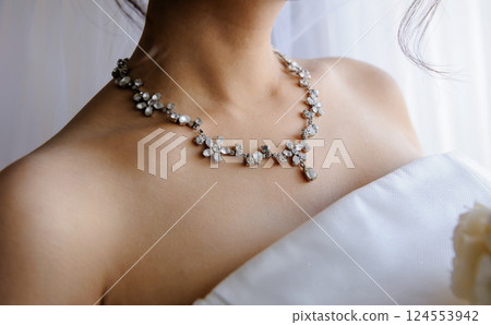 新娘胸部的特寫，項鍊，胸部，新娘 124553942