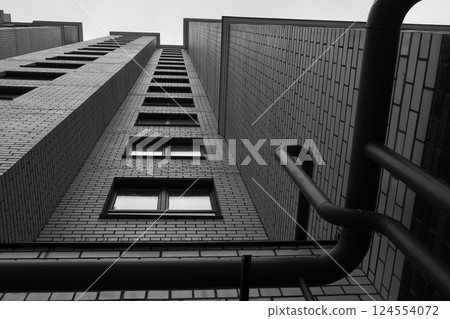 bw photo bottom-up view of the skyscraper 124554072