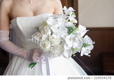 Bride with bouquet, wedding 124554170