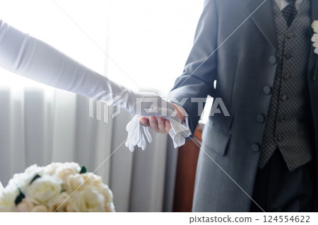 新郎牽著新娘的手,婚禮 新郎牽著新娘的手,婚禮 124554622