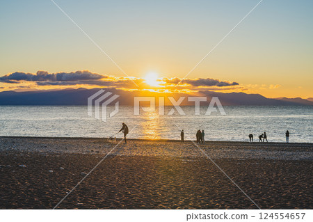 Sunrise and coastal scenery seen from Miho no Matsubara in Shizuoka City (Shizuoka Prefecture) 124554657