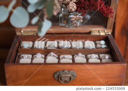 Selection of engagement rings displayed in a jewelry box, showcasing luxury and elegance. Perfect for themes of proposals, special occasions, and gift ideas symbolizing love and commitment. 124555009